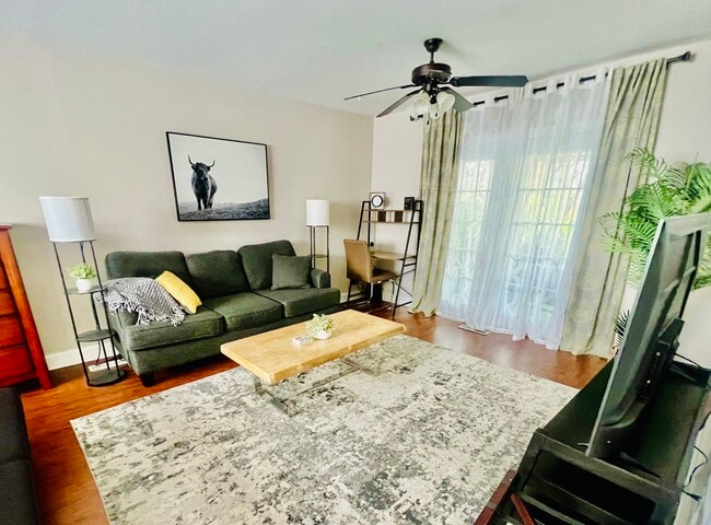 Photo - 209 E Knox St