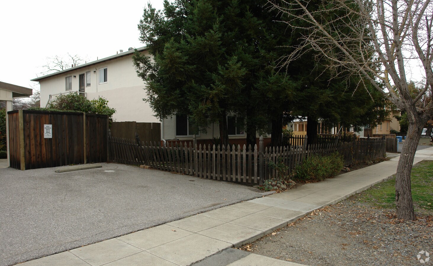 Photo - 2869 Alma St