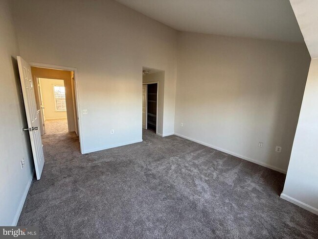 Photo - 22976 Fontwell Square