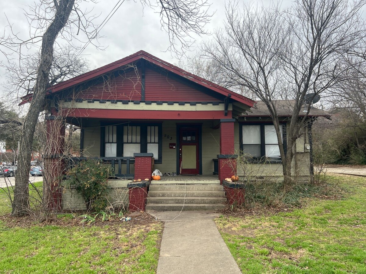 3 Bed 2 Bath Home - Walking Distance to UNT! - 3 Bed 2 Bath Home - Walking Distance to UNT!