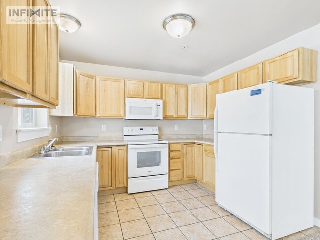 Building Photo - 3 Bedroom Condo in Belgrade Unit K