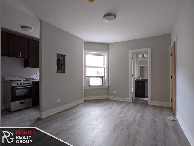 Photo - 437 W Belden Ave Apartments