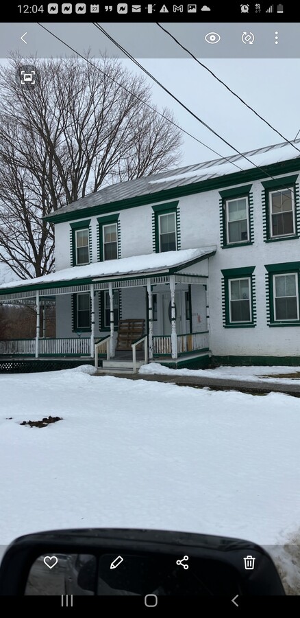 Beautiful Antique Farmhouse Upstairs Apartment - 215 St Albans Rd Unidad Beautiful Farm House Apt.