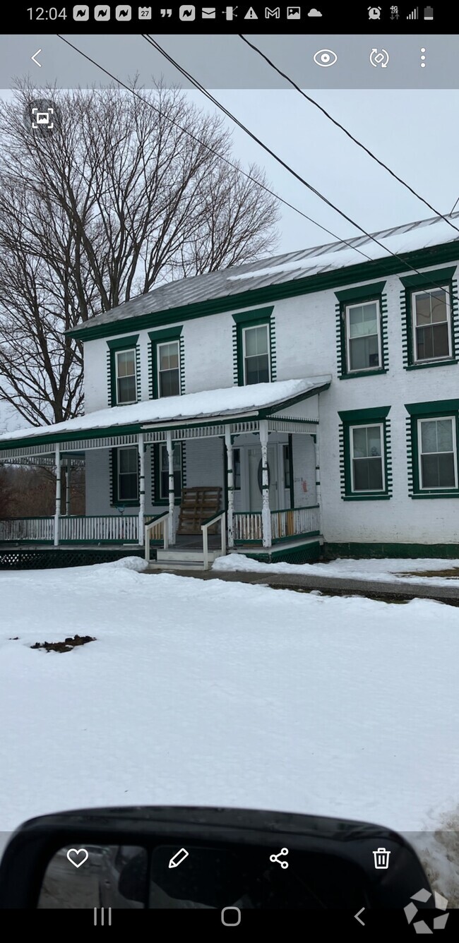 Building Photo - 215 St Albans Rd Unit Beautiful Farm House Apt.