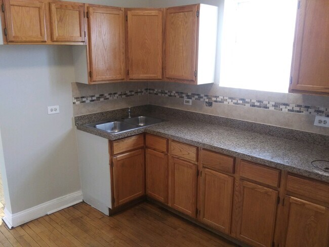 Kitchen - 1700 N Meade Ave Unit 2