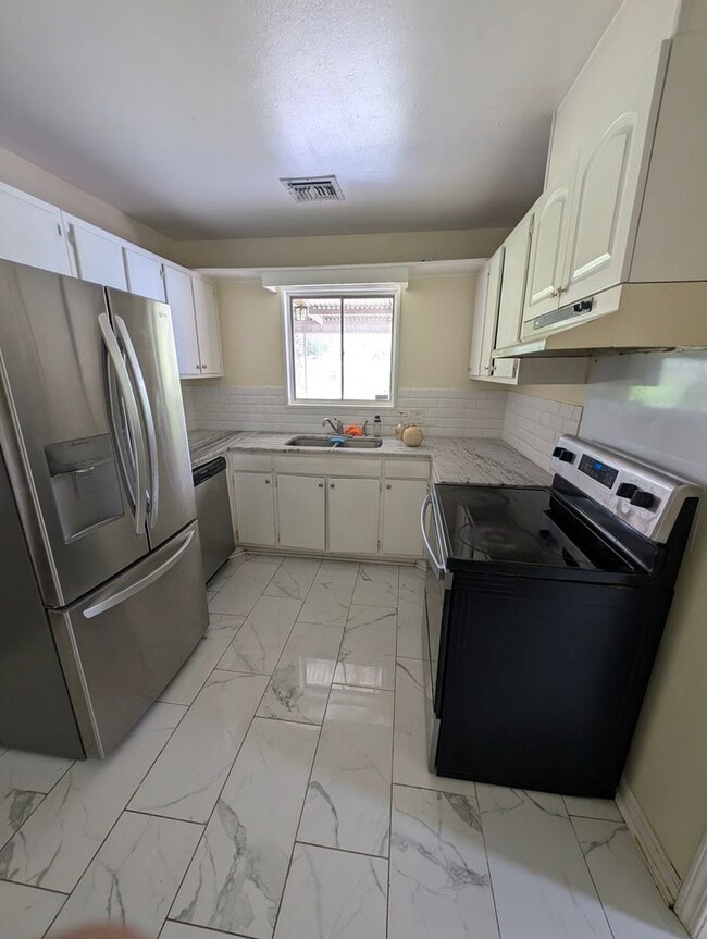 Photo - 3/2 in Greenwich Hills