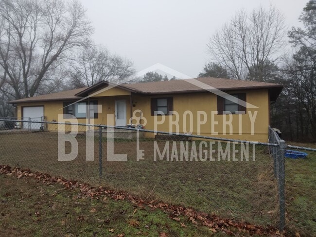 Building Photo - 3 Bedroom 2 Bath Home in Lampe!!!!