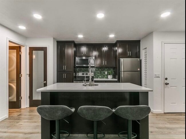 Building Photo - 931 NW 7th St Unit 104