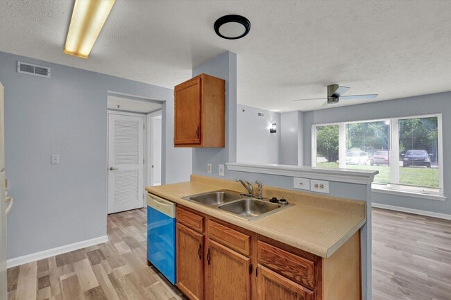 Building Photo - 2132 Rowan St Unit 112