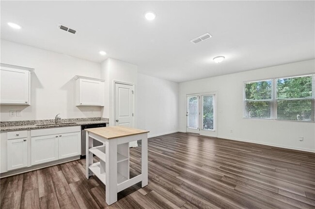 Photo - 1653 Vernon Blvd