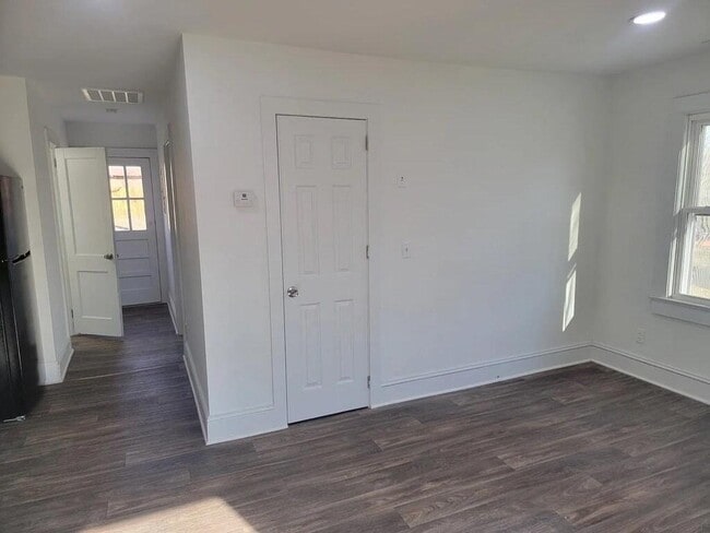 Building Photo - 707 Windsor St Rental