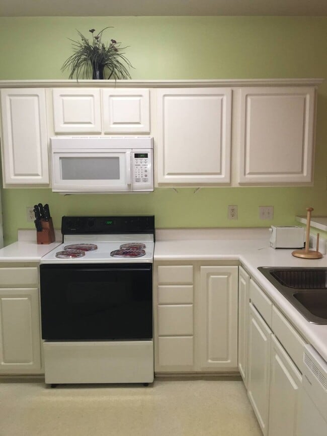 Building Photo - SPECIAL! 2 Bedroom/2 bath Condo; 1/2 off rent second month Unit 46-H