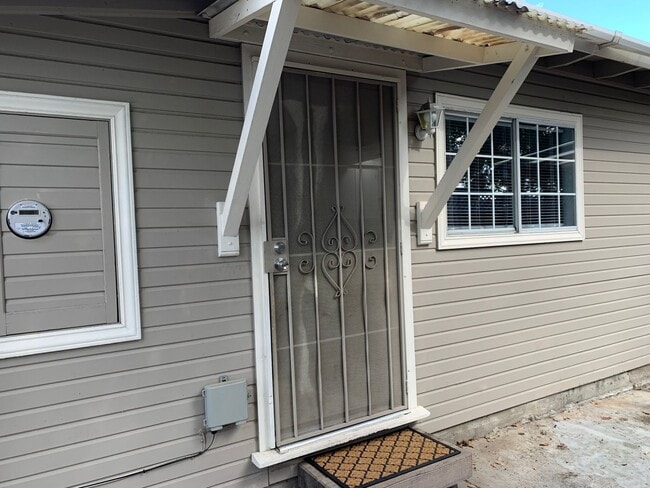 Building Photo - 14850 Elton Dr Unit B