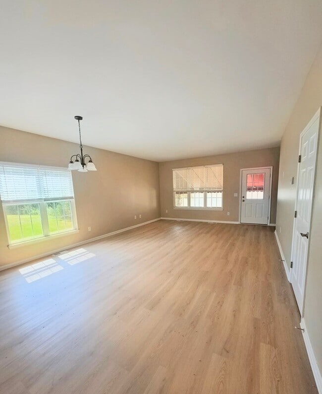 Building Photo - 1691 Maple Rd Unit 1691-A
