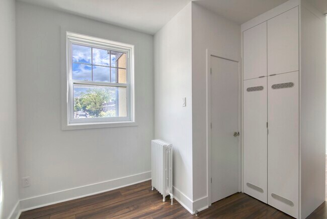 Photo - 4715 Chem. Queen Mary Unit 24