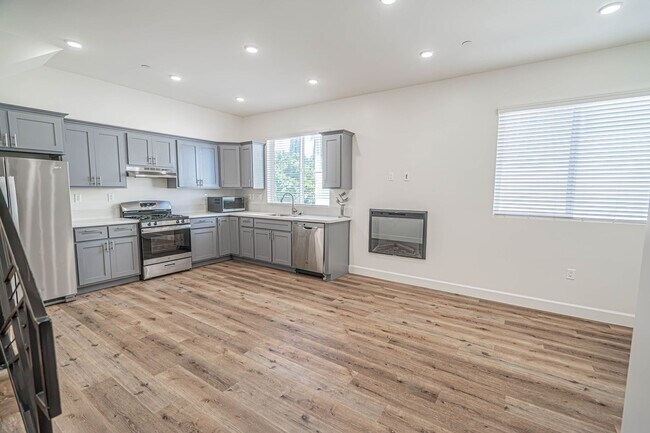 Photo - 14550 Burbank Blvd Unit 102