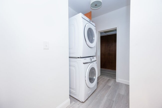 Photo - Coolidge Corner Area, In-Unit Washer and dryer, Eat-in Kitchen, Central Heat/AC, Parking is Avail...