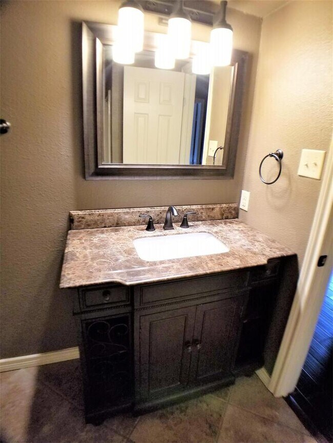 Photo - 600 E Rosedale St