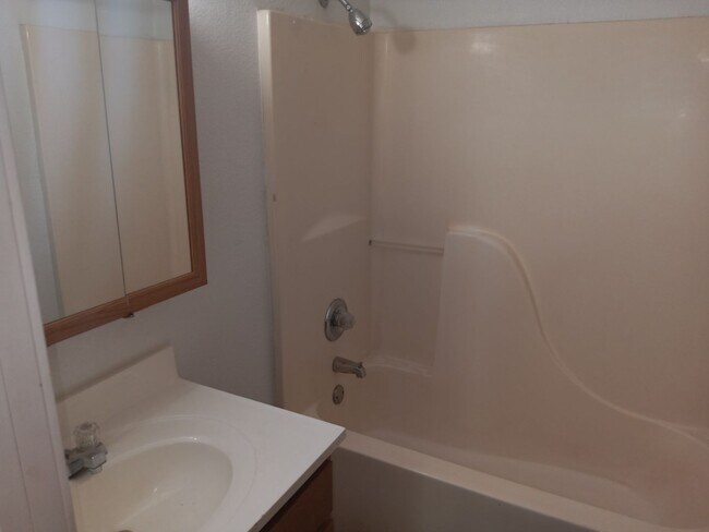 Photo - Creekside Apartments (Olivet HS, LLC)