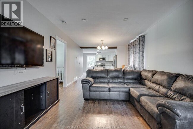 Photo - 1154 Gladstone Ave