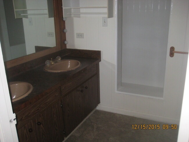 Photo - Hu, Andra Unit Hu, Reggie (down)