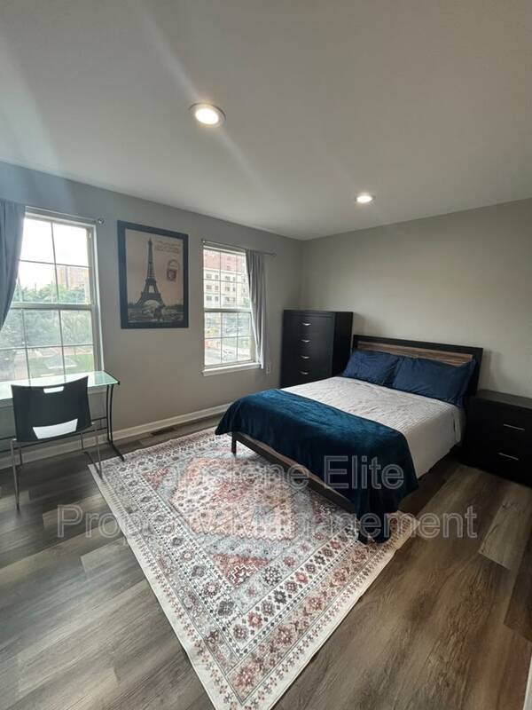 20 Ashby Ln Unidad 3 - Upstairs Master Bed Front