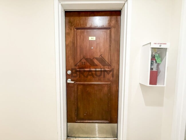 Building Photo - 332 S Virgil Ave Unit 302