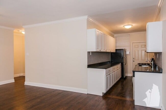 Photo - 732 W Roscoe St