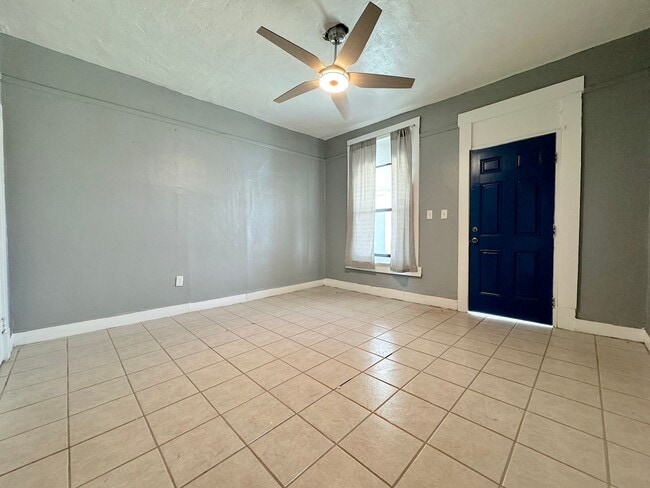 Photo - 3906 Tularosa Ave Unit B