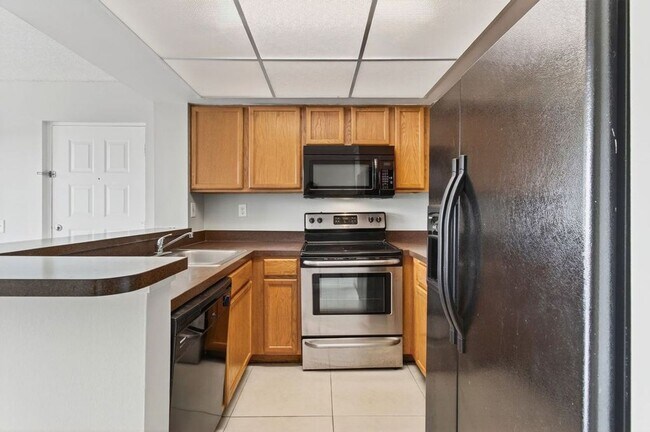 Building Photo - ONE BEDROOM ONE BATHROOM! WATERFRONT COMMU... Unit 11 Rental