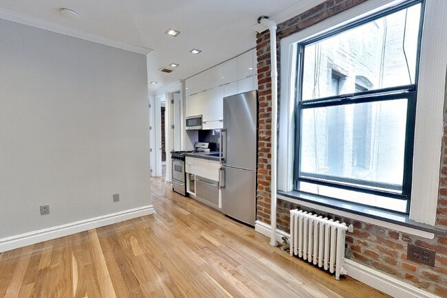 Building Photo - 410 E 13th St Rental