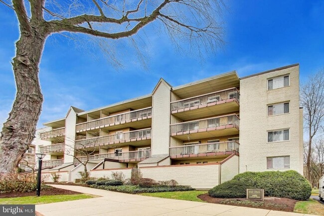 Building Photo - 7420 Lakeview Dr Unit W205
