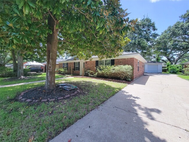 Photo - 111 Azalea St