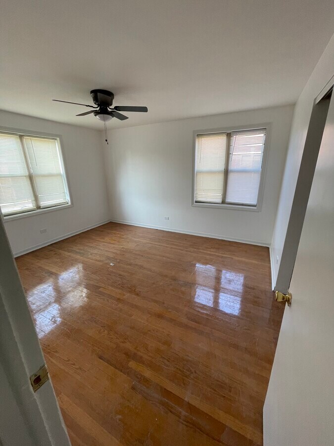 Main bedroom - 3033 E 79th St