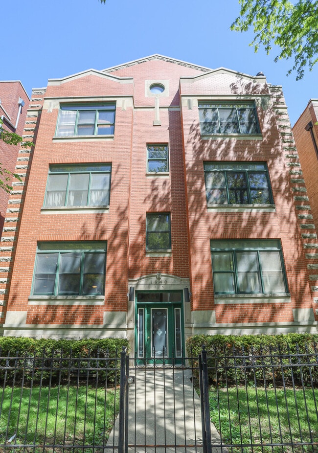 Building Photo - 1940 W Diversey Pkwy Unit 1W