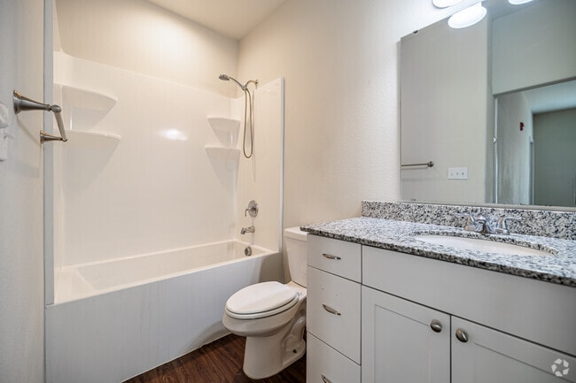 2BR, 2BA - 968SF - Secondary Bathroom