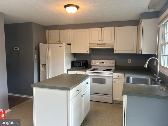 Photo - 615 McKinway