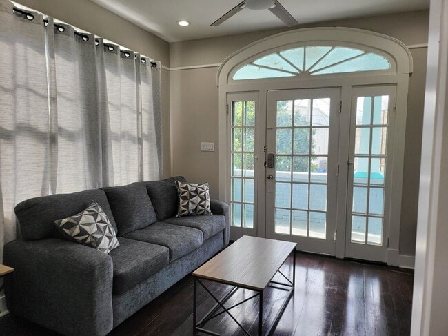 Building Photo - 434 S Cortez St