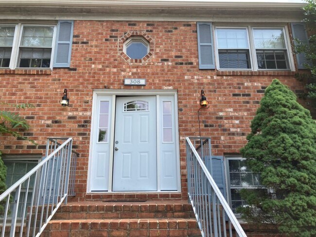 Updated 2 bedroom, 1 bath apartment with w... - Updated 2 bedroom, 1 bath apartment with w... Unit 11