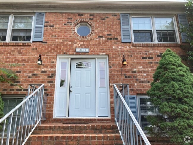 Building Photo - Updated 2 bedroom, 1 bath apartment with w... Unit 11