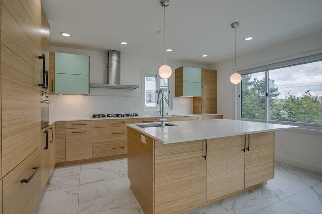 Photo - Stunning 5 Bedroom Juanita Bay Home For Rent!