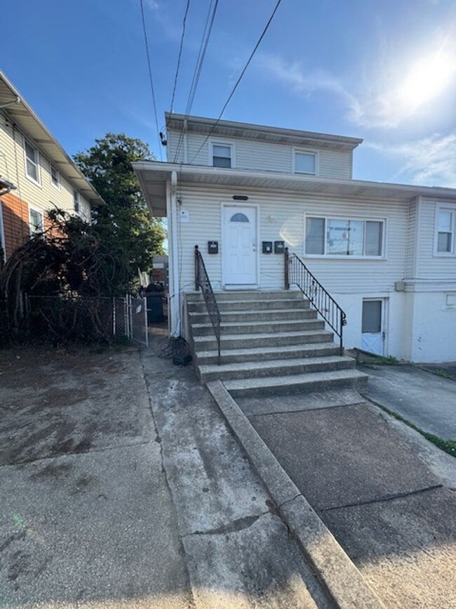 Building Photo - 1332 Stevens Ave Unit 3