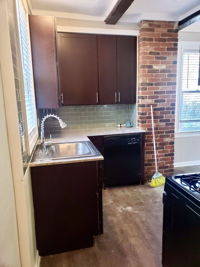 Photo - *** Bellevue * Lovely & Large 3 Bedroom House * Pet Friendly * Renovated & Spacious * Granite & S...