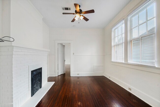Second Room with pretty fireplace and double windows - 2617 Dante St Unidad 2617 Dante Street