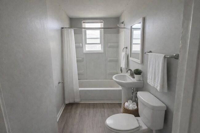 Photo - 841 Lasalle St