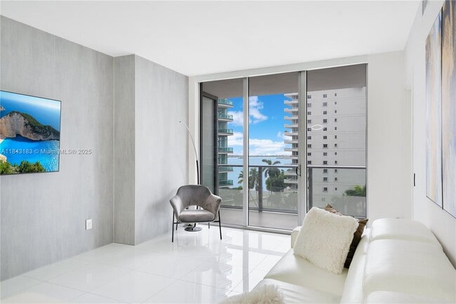 Building Photo - 1300 Brickell Bay Dr Unit 706 Rental