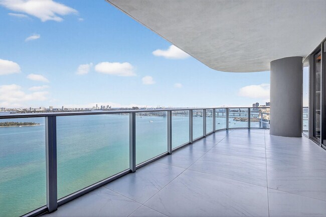 Building Photo - 700 NE 24th St Unit 2207