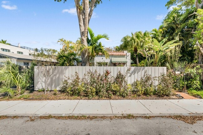 Building Photo - 1217 SE 1st St