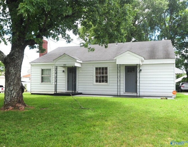 Building Photo - 203 NW Oakwood Ave Rental