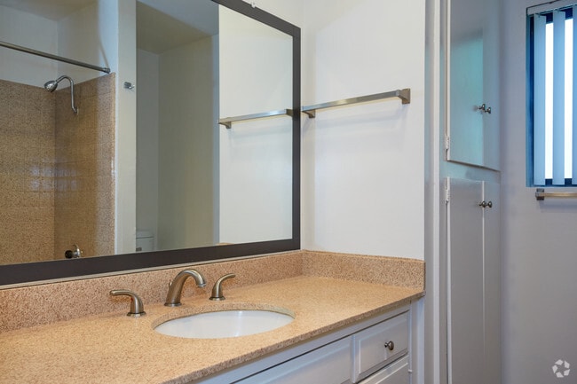 1BR, 1BA - 651 SF